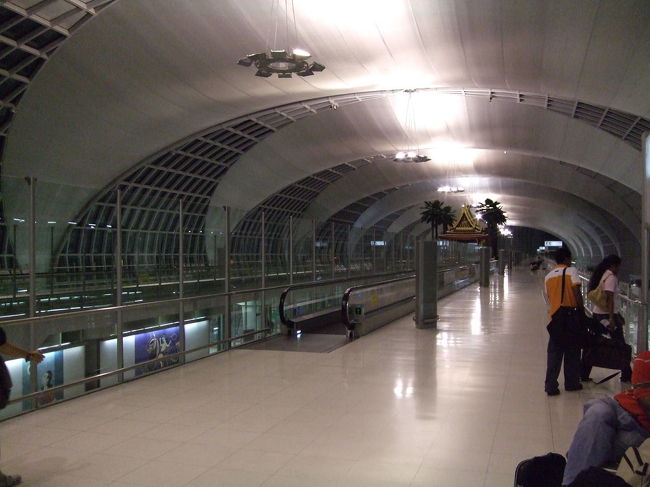 次は、バンコクからスリランカの首都・コロンボへ移動です。<br />バンコク空港です。新空港に移転して広くなったのですが、なんだか薄暗い。