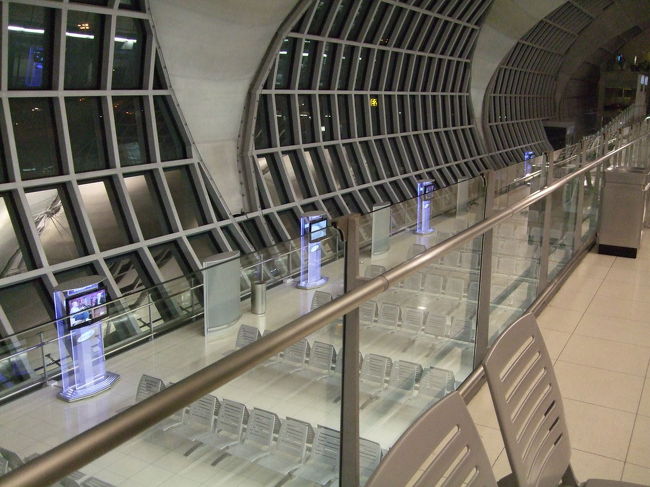 なんだか薄暗い in バンコク空港。