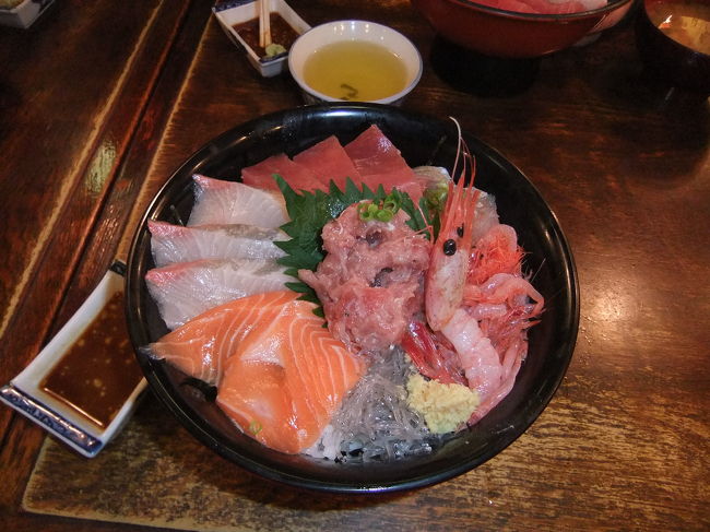 丸天丼　1,575円（１日50食限定）<br /><br />この他にテールシチュー1,260円を注文。<br />マグロの尻尾の輪切りが２つ入ったシチューです。<br />ボリューム満点で食べるの大変でした＾＾<br />http://www.uogashi-maruten.co.jp/images/menu/mimsg0016b.jpg