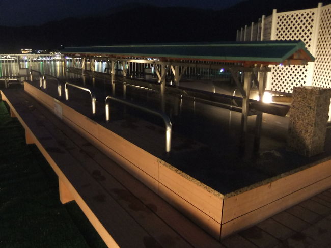 ホテルの屋上にある足湯<br />富士山と河口湖が眺められます。