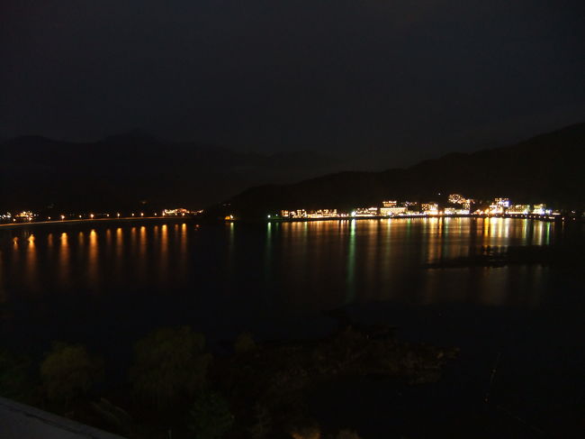 川口湖畔の新しい旅館街<br />左は河口湖大橋