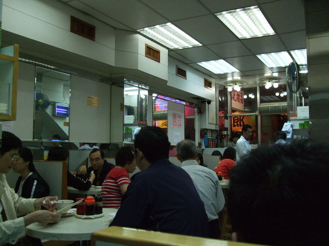 観光客も少しは来るのですが、メインは地元のお客さんで賑わっているワンタンメン屋さん。