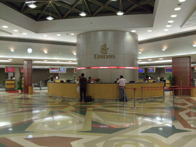ファーストクラス専用チェックインカウンター in ドバイ空港