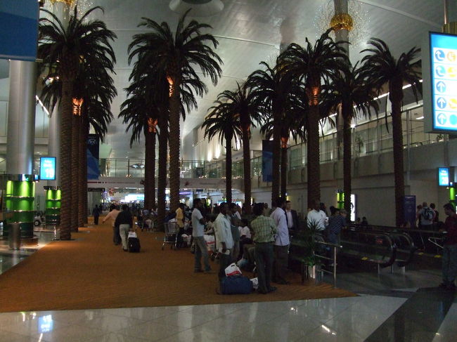ドバイ空港。<br />深夜12時ぐらいですが、活気に溢れています。