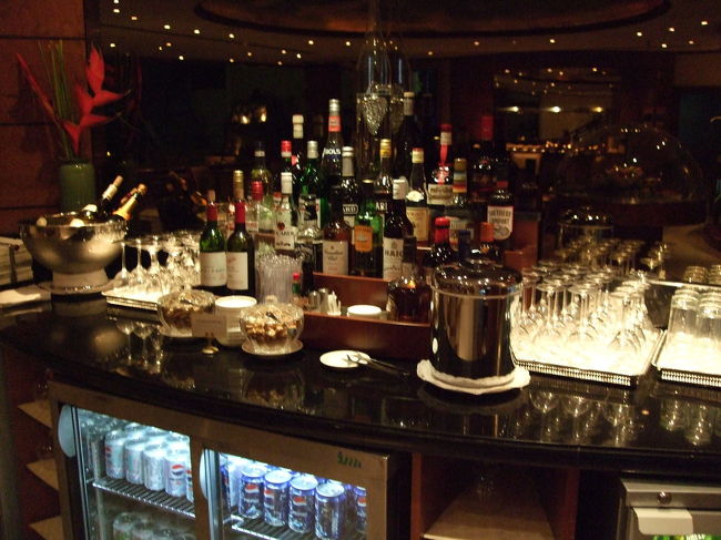 ファーストクラスラウンジ in ドバイ空港。<br />お酒も山のように。