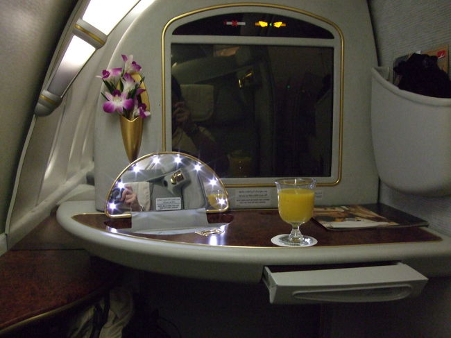 個室ファーストクラス。<br />ウェルカムドリンクは健在です。<br />もちろんドンペリもリクエスト可能。