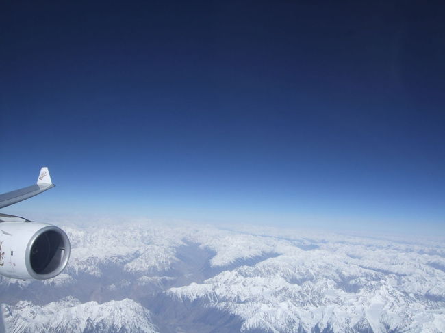 ヒマラヤが見えると機内放送がありました。<br />この写真を見ると、空は青いということを実感します。