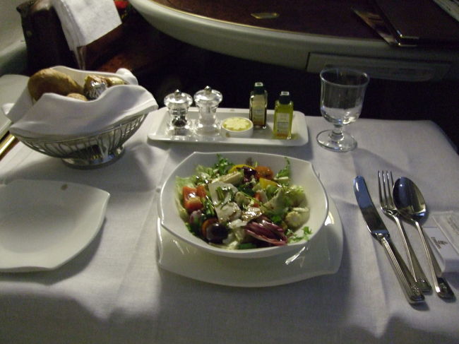 機内食 in エミレーツ航空。<br />まずはサラダ。