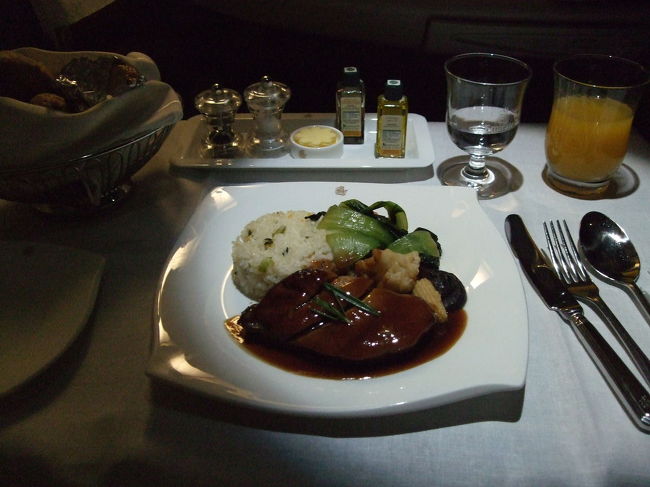 機内食 in エミレーツ航空。<br />メイン。鴨にしました。