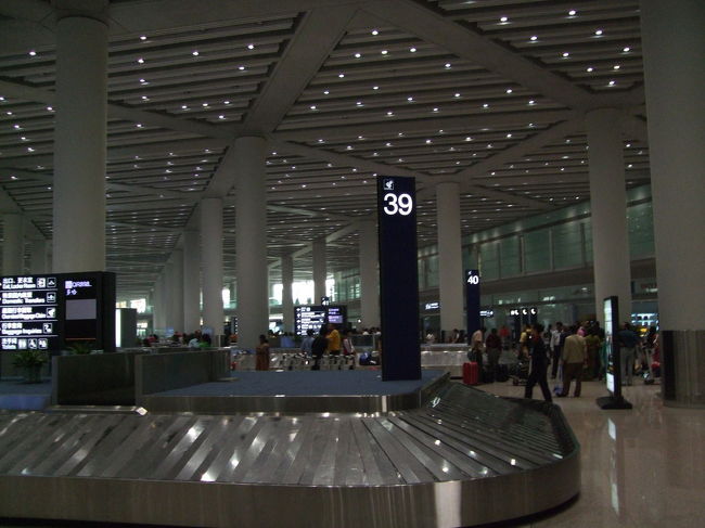 ようやく北京空港着。<br />新ターミナルが供用開始されていました。
