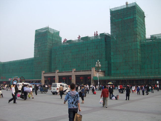 リムジンバスで空港から北京駅まで移動。<br />渋滞しても30分ぐらいで到着。<br />北京駅は改修中でした。