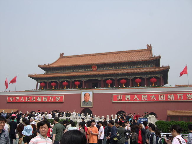 天安門事件で何度も見た天安門広場。<br />中国人のお登りさんで大渋滞。