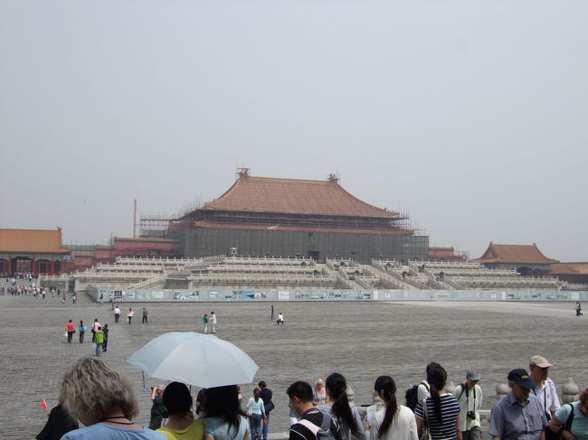 天安門を抜けて、故宮の中へ。<br />この辺はラストエンペラーで何度も見た光景です。