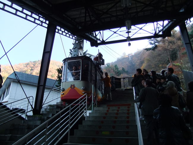 往復７００円<br />http://www.h7.dion.ne.jp/~ropeway/<br /><br />ゴンドラの上にタヌキが乗ってます＾＾<br />反対の線はウサギが乗ってる。<br /><br />