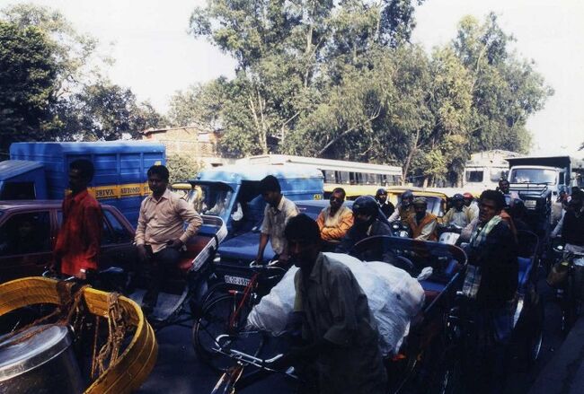 9月19日（金）<br /><br />首都デリー、ISBTバスターミナル。<br />私はこの巨大なターミナルで、ラダック地方の中心都市「レー」行きのバスを待っていた。<br />ラダック地方はインド北西部、ジャンムー・カシミール州のヒマラヤ山脈に囲まれた高地にある。<br /><br />デリーからレーへは直線距離で約500キロ、道路を使うとなると1000キロ以上もの距離がある。飛行機を使えばほんの2時間弱しかかからないが、レーまでの直行バス（786Rs）に乗ると3日もかかるのだという。<br /><br />相当きついバス旅だ。<br /><br />しかし、私はバスで行くことに決めた。<br />延々と山道を越え、移り変わる風景を眺めながら、秘境の地「ラダック」へと辿り着きたかったのだ。きつい道中を経験することにより、文字通りの秘境を実感したかったのである。<br /><br /><br />★★★メインブログの詳細記事はこちら↓★★★<br />デリーからバスで2日半！秘境ラダック地方へのバス旅①（デリー～ケーロン）<br />https://search-ethnic.com/travel/to-ladakh1/