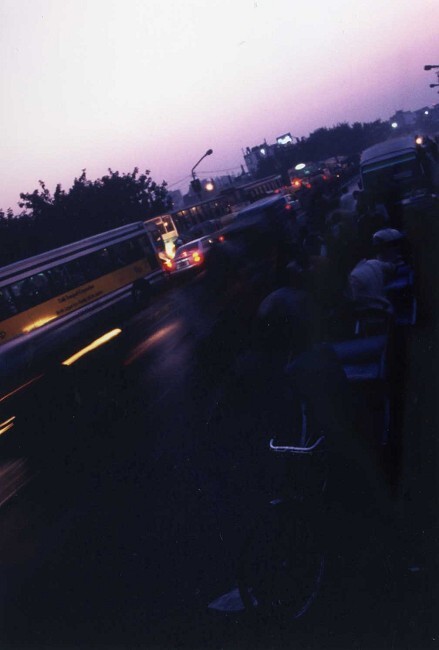 午後４時、バスは暑苦しい日差しを浴びたデリーＩＳＢＴを出発した。<br /><br />バスは渋滞のデリーを抜け、幹線道路を突っ走る。<br />ローカルなこのバスは言うなれば東京から青森まで走る各駅停車のようなものだ。所々の停留所で人が乗り込み、そして、降りてゆく。<br /><br />そのうち辺りが暗くなり、広大な大地の向こうに赤い夕陽がゆっくりと沈んでいく。<br /><br />午後11時ごろ、ハリヤーナーとパンジャーブの州都、チャンディーガルで大きな休憩があった。<br />ここで大勢の乗客が降りる。<br /><br />さあ、ここからは山道だ。気温が下がることが予想される。<br />私は引っ張り出した毛布に顔をうずめると、バスの出発するエンジン音を聞きながら瞼を閉じた。