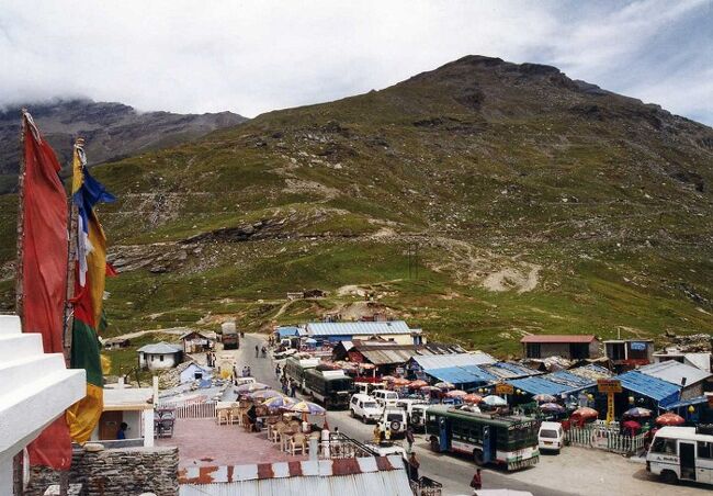 9月20日（土）<br /><br />窮屈な体勢を何度も入れ替えながらの夜は過ぎた。<br />窓の外を見ると辺りの風景は昨日とは一変していた。<br /><br />緑の木々に覆われた山々。谷底には水飛沫を上げながら川が流れている。<br />午前8時、バスはマナリ（標高1900m）の町に到着した。<br /><br />マナリで休憩の後、バスは乗客の多くを入れ替えて出発した。デリーからの客は私を含め数名。<br />バスは町を出るとすぐに急な山道を登り始めた。<br /><br />つづら折りを延々と登った後、マナリの町から約50キロ、標高3978メートルの「ロータン・ラ」に到着する。<br />「ロータン・ラ」はマナリからラダックへと向かう街道に於ける最初の峠だ。<br /><br />ここでランチ休憩。Vegチョウメンとチャイ（25Rs）を食べる。食後、バスは出発。<br />ラホール地方の中心都市、ケーロンへと向かった。<br /><br />山道を走り続けたバスは、午後４時にケーロン（3349m）に到着した。<br />この日はここケーロンで一泊し、翌朝4時に出発するから集まるようにとバスのドライバーから話があった。<br /><br />私はNalaka KLGというホテルに泊まった（150Rs）。<br />明日は5000mの峠を3つも越えるとのことなので、ゆっくり休むことにした。<br /><br /><br />★★★メインブログの詳細記事はこちら↓★★★<br />デリーからバスで2日半！秘境ラダック地方へのバス旅①（デリー～ケーロン）<br />https://search-ethnic.com/travel/to-ladakh1/