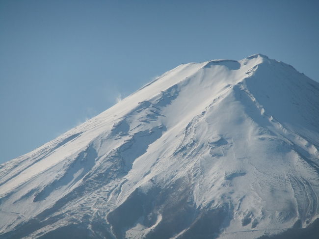 頂上付近は強風が吹いてるようです。<br />雪が舞ってる