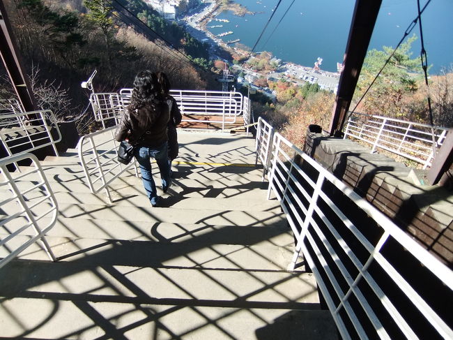 来たときは判らなかったけど<br />帰りに乗り場を見てビックリ<br />結構急な階段です。<br />転げたらそのまま湖に飛んでしまいそう