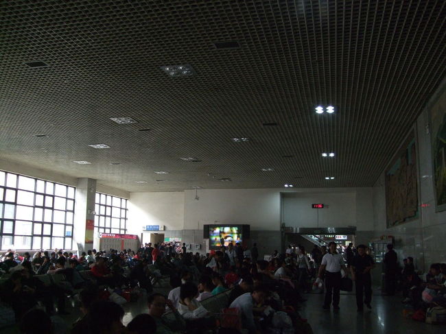 待合室。<br />中国の駅・列車は、発車時間が近づくと最初に専用の待合室に入場することができます。