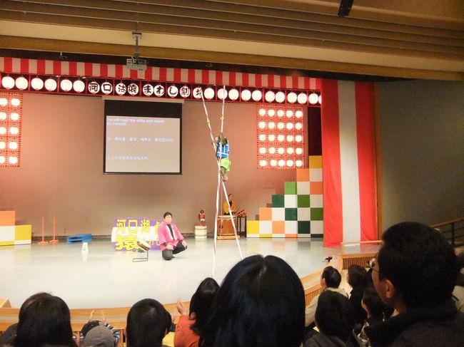 この長い竹馬<br />自分で立てて乗るんです！