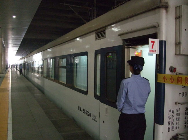 １車両に１人の車掌さんが乗り込みます。<br />車掌は若い女性でした。<br />切符の検札はもちろん、熱いお湯をくれたり、ゴミを片付けたりしてくれました。