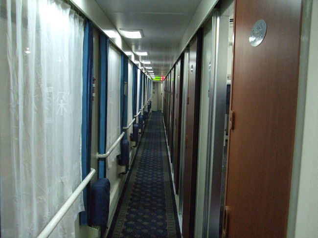 寝台列車の内部。<br />