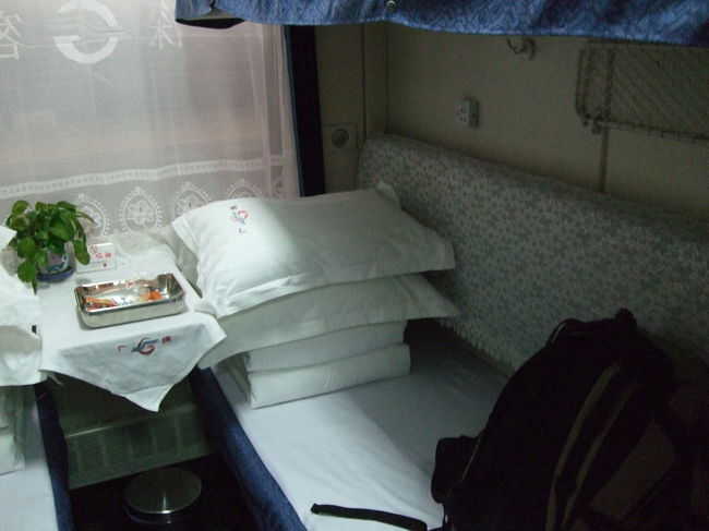 奮発して軟臥です。日本の１等寝台に相当するのでしょうか。<br />１つのコンパートメントに４つの寝台があります。<br />常に寝台の状態で、昼間はイスになる、というようなことはありません。