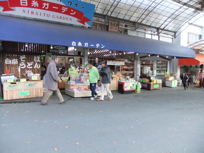 古い土産物屋が並んでました。<br />なぜか洋服を売ってる店が多い、それもダンスでも踊るようなのばかり＾＾
