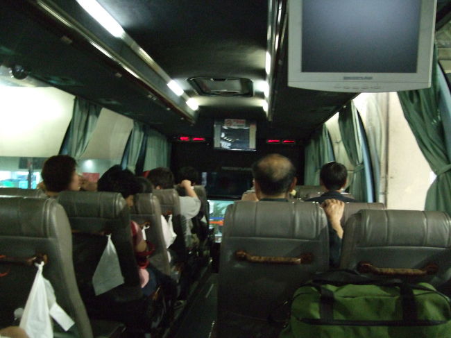 このまま香港に向かうのもつまらないので、マカオ経由で香港に行くことにしました。<br />と言ってもマカオへの行き方がわからなかったので、広州駅で聞いたところ、バスで珠海という街へ行けば、マカオへの国境があるとのこと。<br />ということで、珠海行きのバスの中です。昔は豪華なバスだったのでしょうが、現在は。。<br />