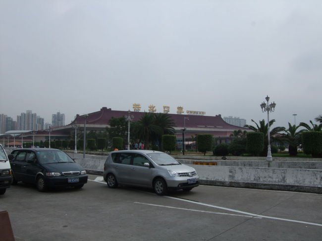 バスステーションの目の前がマカオへの国境です。