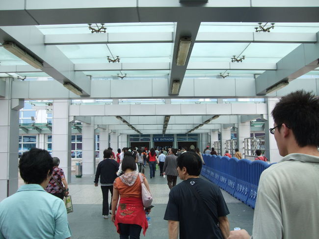 中国出国とマカオ入国の間の緩衝地帯。<br />緩衝地帯と言っても数十メートルもないただの通路です。途中にお約束の免税店があります。