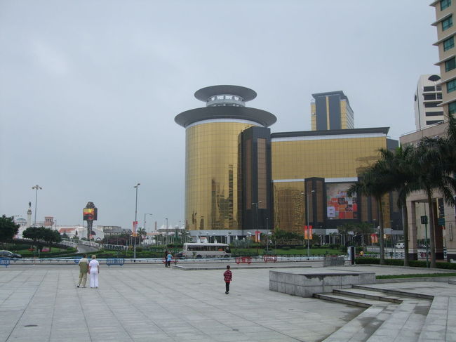 マカオといえばカジノ。香港行きのフェリーターミナル近くにあるサンズです。金ぴかです。