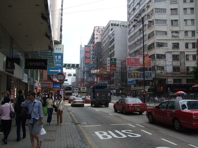 香港の街なみ。九龍半島側は中央にネイザンロードが走っているので、現在地がわかりやすいです。