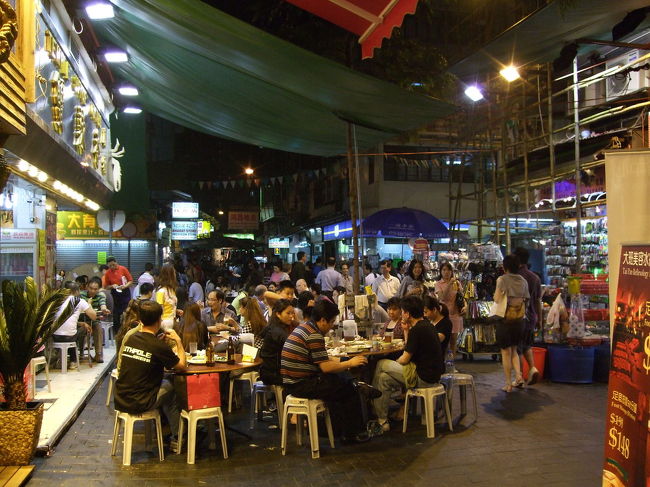 旺角にあるオープンエアーの海鮮料理屋さんです。どうも無許可らしく、大きな消防車がやってきてイス・テーブルを撤去させていました。