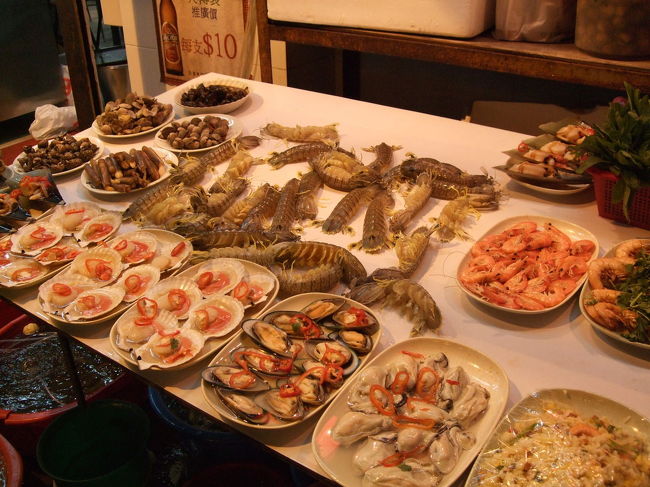 海鮮料理ということで、お店の前に海鮮が並べられていました。グラム単位で購入して、調理方法を指定するようです。