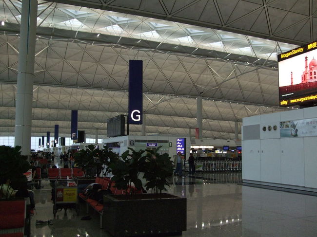 長い休暇も終了で日本に帰国です。<br />香港空港にて。<br />関西空港や中部国際空港と同じ構造なのに、なぜ香港国際空港はこうもイケているのでしょう？