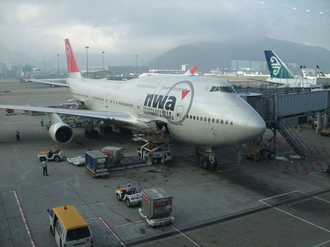 最後の便はノースウエストの成田行きです。<br />B747-400も綺麗な機体です。初期型の初飛行から既に30年以上が経過していますが、まだまだ現役で活躍しています。