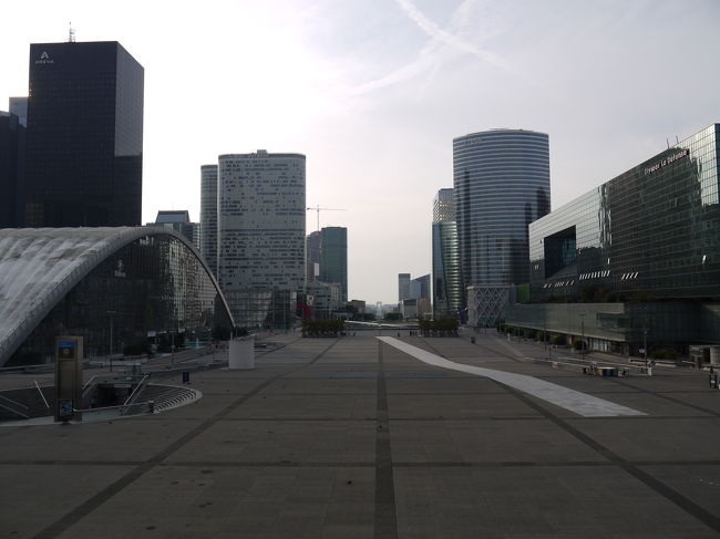 今日はホテルの移動日です。<br />３日間過ごした近代的な”La Defense”の街から遠くに見える”凱旋門”の傍に移ります。<br />見納めに一枚。　