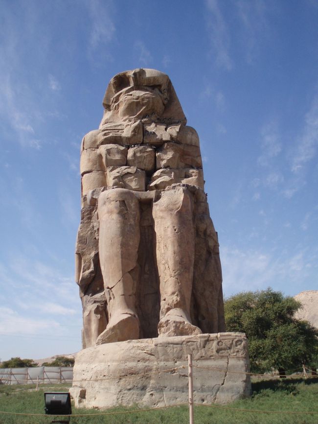 メムノンの巨像です。<br />思ったより普通にドンとおかれてる感じでした。<br />バス降りた途端に売り子さんがどっと寄ってくるので注意が必要でした。