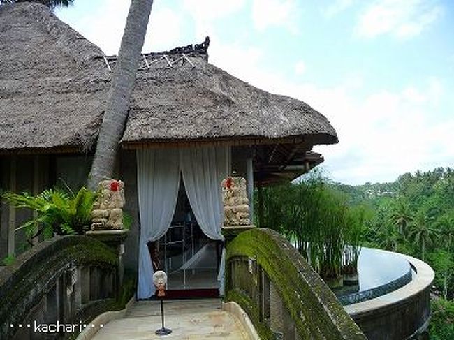 <br />いよいよ、スパの時間♪<br /><br />カスケードレストランから、こんな橋を渡って行きます。