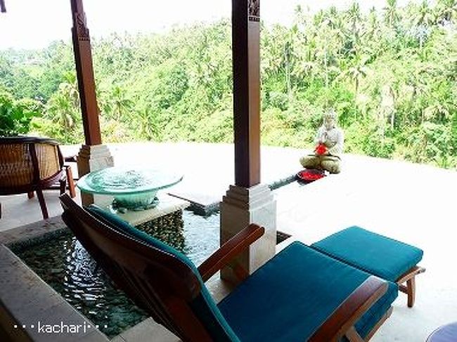 <br />外側に飛び出した円形の建物の内側は、こんなリラクゼーションスペースとなっています♪