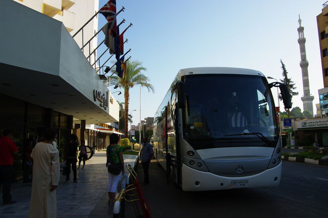 ホテル出発直前。朝7時。<br /><br />今日は、長距離のため、バスが変わります。ベンツです。<br /><br />今日はまず、エドフという小さな町にある、ホルス神殿に向かいます。<br /><br />ちなみに、エジプト航空の尾翼に描かれているのもホルス神です。ハヤブサの神様です。