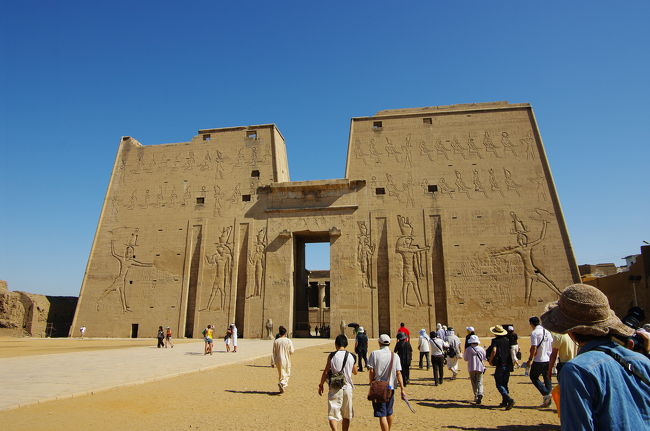午前9時前。<br /><br />ルクソールのホテルを出発してから1時間半ほどで、エドフの街のホルス神殿に到着。<br /><br />やっぱりでかいです。何千年も前の建物とは思えません！
