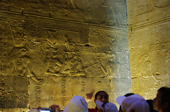 ホルス神殿内の壁画。<br /><br />人がわんさか入って熱い中、現地ガイドさんが丁寧に説明してくれました。