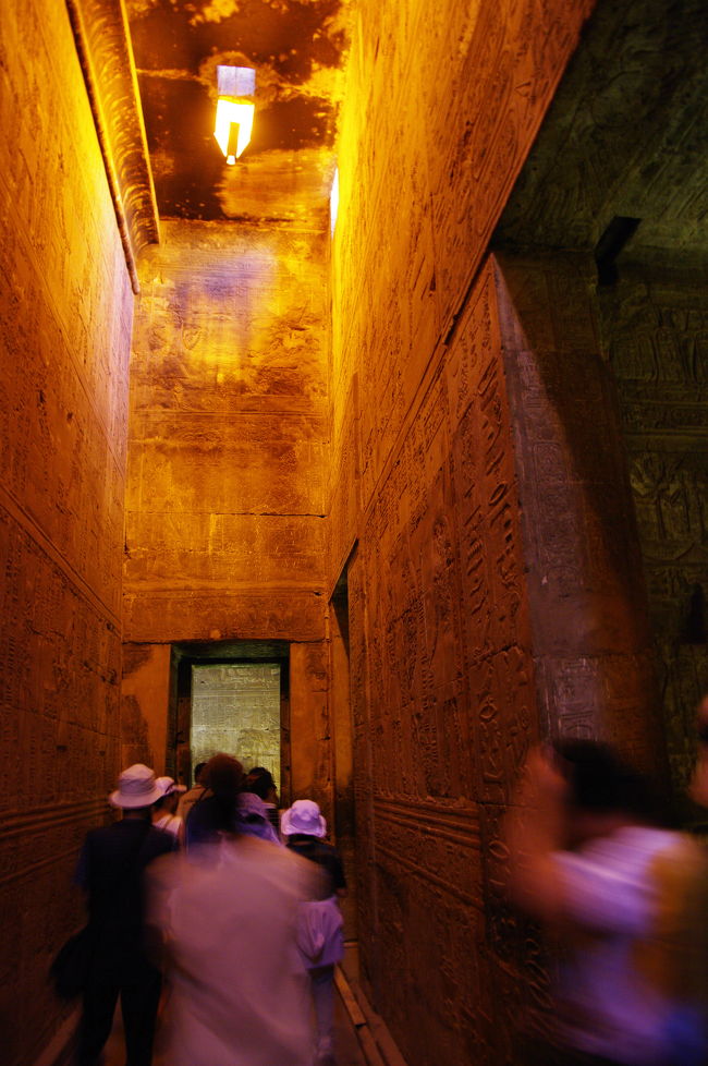 ホルス神殿内。<br /><br />ライトアップされ、幻想的な雰囲気が漂っています。