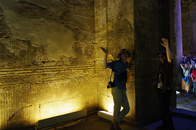 壁画の前で、連れの友人を記念撮影。