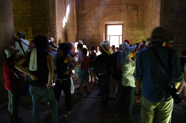 ホルス神殿の中枢部。<br /><br />祭壇を一目見ようと、すごい人だかりです。