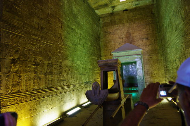 これがその祭壇。<br /><br />みんなカメラ、カメラ！