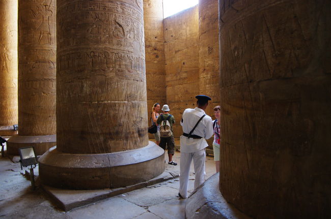 とにかく、エジプトの神殿は柱が立派だ・・・。<br /><br />この警官の方、「こっちこっち」って観光客を誘導しては、写真を撮って、バクシーシを求めていました。まあ、バクシーシってのは、エジプトの習慣だし、ごちゃごちゃ言うより慣れたほうが楽です。